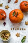 Cookies in the form of stars and letters from which the word October is laid out, pumpkins and autumn leaves — Fotografia de Stock