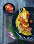 Omelette con pancetta e salsa di pomodoro — Foto stock