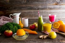 Alimentos saludables, desintoxicación y dieta concepto de batido fresco y verduras en la mesa de madera - foto de stock
