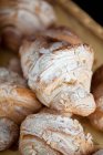 Primo piano di deliziosi croissant alle mandorle — Foto stock