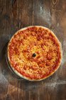 Pizza Margherita sur fond bois gros plan — Photo de stock