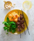 Espetos de carne com purê de batata-doce e castanha de caju — Fotografia de Stock