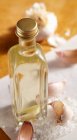 Aceto di aglio fatto in casa con sale marino in una bottiglia di vetro — Foto stock