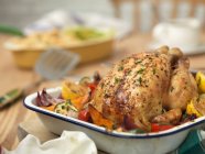 Жареная курица и овощи — стоковое фото