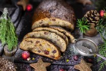 Різдвяний фруктовий хліб, нарізаний — стокове фото