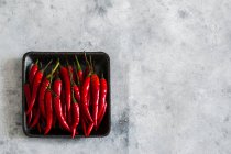 Red chili peppers in a small bowl - foto de stock