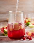 Himbeeren und Melonenpunsch mit Champagner und Limetten im Glas — Stockfoto