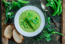 Зелений гороховий суп на столі — стокове фото
