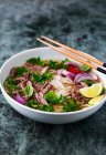 Pho bo (traditional beef soup with rice noodles, Vietnam) - foto de stock