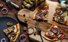 Pizza com atum, cebola vermelha, azeitonas verdes e mussarela — Fotografia de Stock