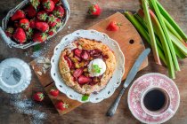 Tarte aux fraises et à la rhubarbe aux amandes — Photo de stock