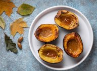 Baked acorn squash with brown sugar and butter - foto de stock