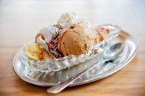 Ice cream with chocolate and vanilla syrup — Stock Photo