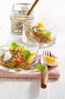 Warmer Quinoa-Salat mit Ei, Kartoffeln und Portulak — Stockfoto