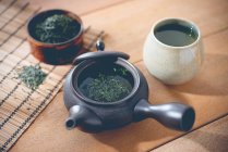Chá verde em um pote e uma caneca — Fotografia de Stock