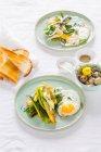 Тушкована цибуля-порей з талою камамбер і смаженими яйцями — стокове фото