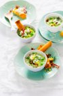 Гороховий суп з рикоттою та нарізаним беконом — стокове фото