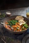 Вегетарианский горох и шпинат карри с кориандром и макаронами — стоковое фото