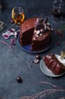 Шоколадний шаруватий торт з ганачевим кремом — стокове фото