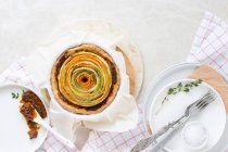 Crostata a spirale con zucchine, carote, formaggio bianco e pesto di pomodoro — Foto stock