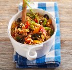 Lauwarmer Hirse-Paprika-Salat mit Oliven und Tomatendressing — Stockfoto