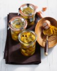 Zucca al curry sottaceto in aceto di vino bianco, peperoni e senape in barattoli — Foto stock