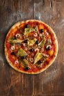 Pizza Ocean mit Garnelen und Artischocken — Stockfoto