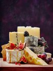 Plateau de fromages aux figues, mûres et raisins — Photo de stock