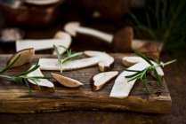 Close-up shot of delicious Sliced forest mushrooms — Stock Photo