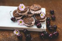Chocolate sandwich cookies with cherry icecream — Stock Photo