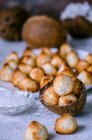 Кокосовое печенье в кокосовой скорлупе и на тарелке — стоковое фото