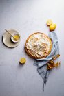 Zitronenbaiser-Torte mit Zitronenquark — Stockfoto