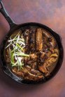 Fette di pancetta di maiale cinese lenta cottura con miele, salsa di soia, cinque spezie e salsa di anice stellato — Foto stock