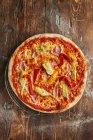 Pizza 'Sicilia' con peperoni, prosciutto e carciofi — Foto stock