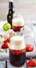 Altbierpunsch mit Erdbeeren, Limetten und Ingwer — Stockfoto