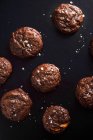 Biscoitos de chocolate macio com flocos de sal — Fotografia de Stock