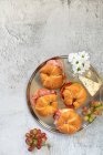 Nahaufnahme von köstlichen Croissants mit Schinken — Stockfoto