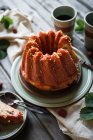 Vegan Bundt cake with strawberries and pistachio nuts — Stock Photo