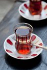Türkischer Tee in traditionellen tulpenförmigen Gläsern — Stockfoto