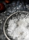 Flocos de sal em uma tigela — Fotografia de Stock