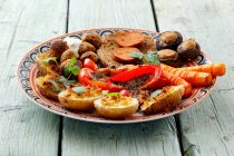 Salmone alla griglia con verdure e spezie su fondo di legno — Foto stock