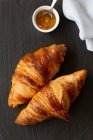 Deux croissants floconneux français classiques à la confiture orange — Photo de stock