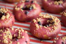 Donuts decorados com mirtilos — Fotografia de Stock