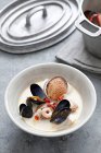 Meeresfrüchte-Chowder mit riesigen Venusmuscheln, Miesmuscheln, Garnelen und Chili — Stockfoto