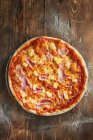 Pizza Havaí com presunto e abacaxi — Fotografia de Stock
