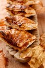 Torte di mele con pasta sfoglia e foglie autunnali — Foto stock