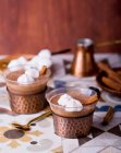 Chocolate quente decorado com pontos de merengue e paus de canela — Fotografia de Stock