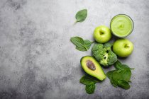 Ingrédients pour faire un smoothie vert sain avec brocoli, pommes, avocats et épinards — Photo de stock