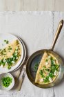 Зеленый горошек и мятный омлет с козьим сыром — стоковое фото