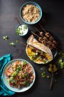 Баранина кофта з обгорткою, картопляним йогуртом, хрустким салатом з коріандрою та халапенозом — стокове фото